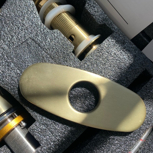 Bathroom sink faucet- single handle, brushed gold-new in box-Clihome - Picture 7 of 15